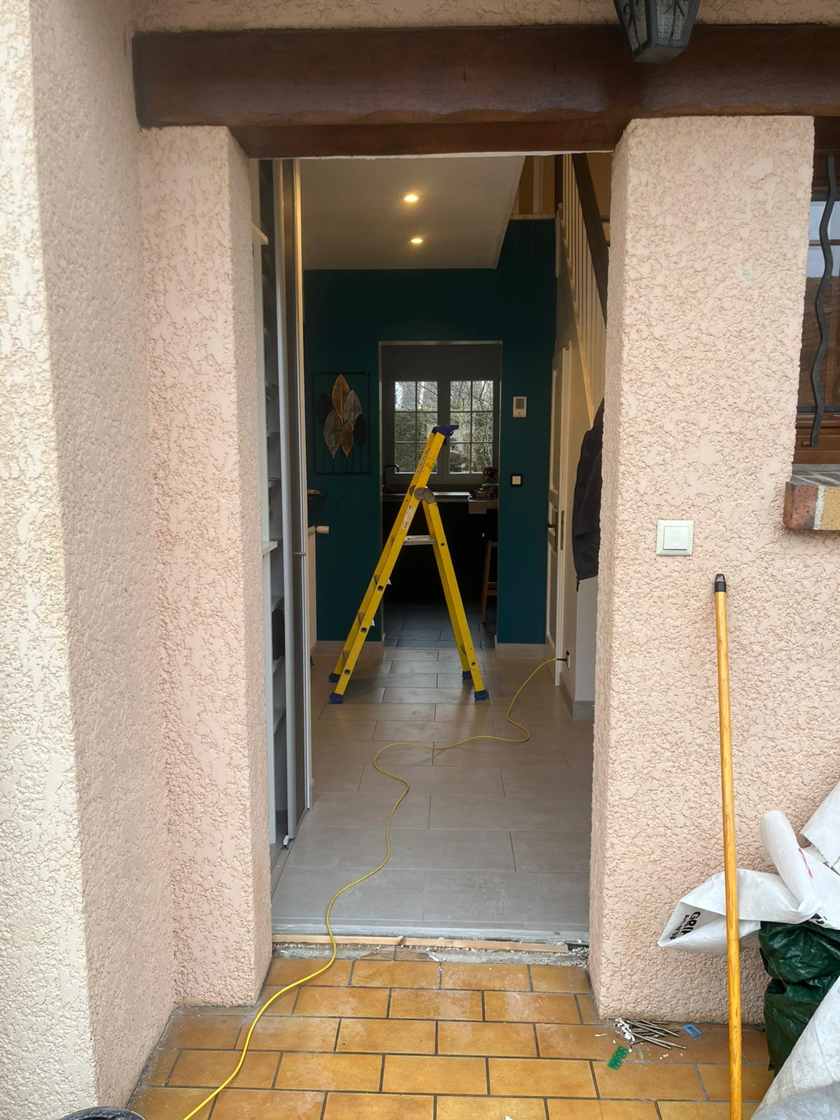 Porte en aluminium contemporaine avec finition brossée et poignée moderne